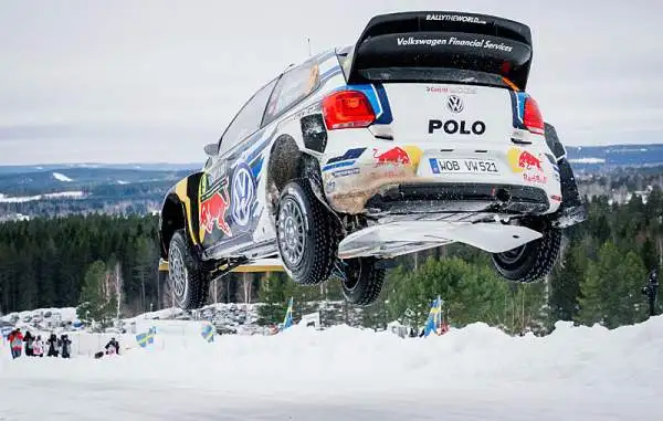 Sebastien Ogier si ripete dopo un avvincente duello che lo ha visto prevalere di soli sei secondi. Il francese ha piazzato così la sua Volkswagen sul primo gradino del podio davanti a Neuville.