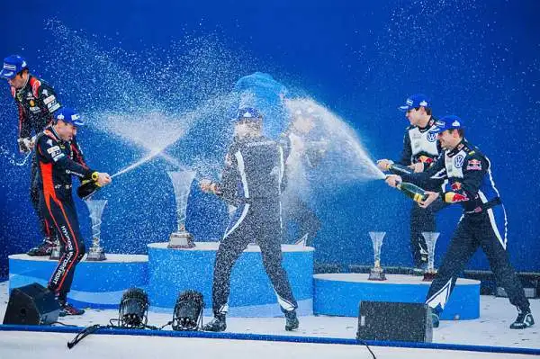 Sebastien Ogier si ripete dopo un avvincente duello che lo ha visto prevalere di soli sei secondi. Il francese ha piazzato così la sua Volkswagen sul primo gradino del podio davanti a Neuville.