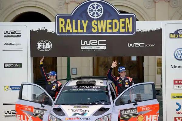 Sebastien Ogier si ripete dopo un avvincente duello che lo ha visto prevalere di soli sei secondi. Il francese ha piazzato così la sua Volkswagen sul primo gradino del podio davanti a Neuville.