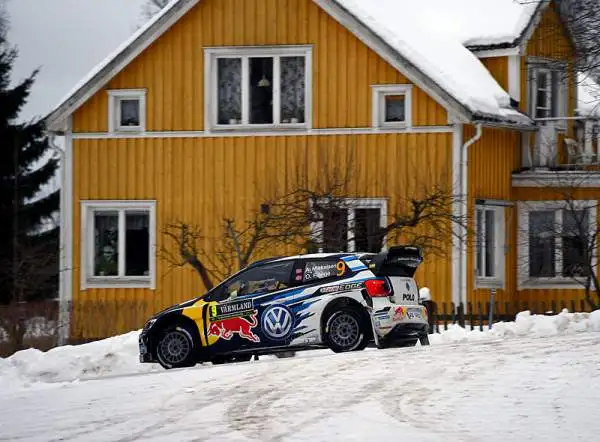 Sebastien Ogier si ripete dopo un avvincente duello che lo ha visto prevalere di soli sei secondi. Il francese ha piazzato così la sua Volkswagen sul primo gradino del podio davanti a Neuville.