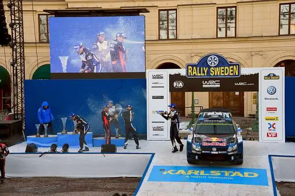 Sebastien Ogier si ripete dopo un avvincente duello che lo ha visto prevalere di soli sei secondi. Il francese ha piazzato così la sua Volkswagen sul primo gradino del podio davanti a Neuville.