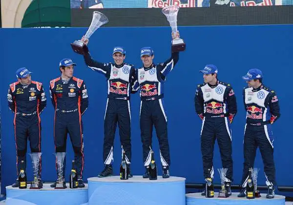 Sebastien Ogier si ripete dopo un avvincente duello che lo ha visto prevalere di soli sei secondi. Il francese ha piazzato così la sua Volkswagen sul primo gradino del podio davanti a Neuville.