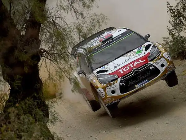 Sebastien Ogier si ripete dopo un avvincente duello che lo ha visto prevalere di soli sei secondi. Il francese ha piazzato così la sua Volkswagen sul primo gradino del podio davanti a Neuville.