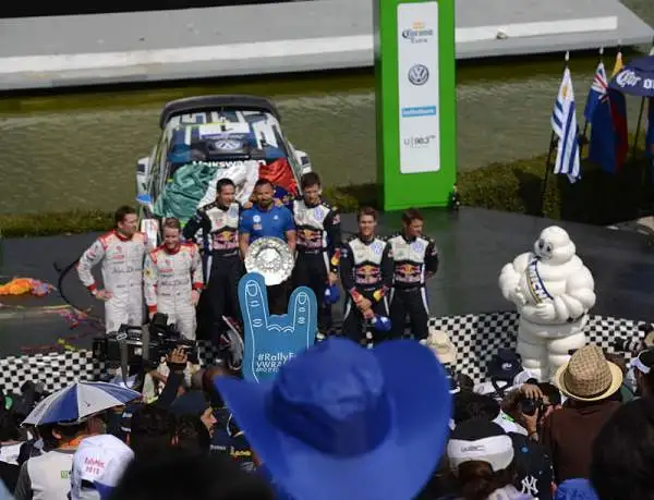 Sebastien Ogier si ripete dopo un avvincente duello che lo ha visto prevalere di soli sei secondi. Il francese ha piazzato così la sua Volkswagen sul primo gradino del podio davanti a Neuville.
