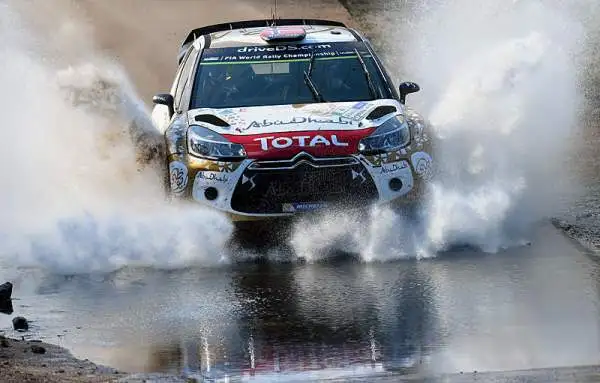 Sebastien Ogier si ripete dopo un avvincente duello che lo ha visto prevalere di soli sei secondi. Il francese ha piazzato così la sua Volkswagen sul primo gradino del podio davanti a Neuville.