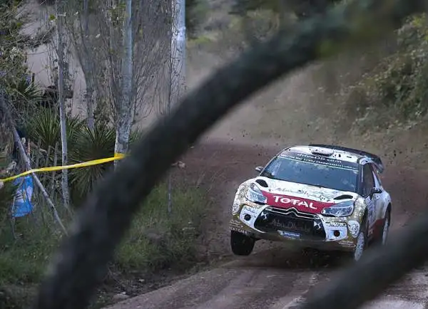 Sebastien Ogier si ripete dopo un avvincente duello che lo ha visto prevalere di soli sei secondi. Il francese ha piazzato così la sua Volkswagen sul primo gradino del podio davanti a Neuville.