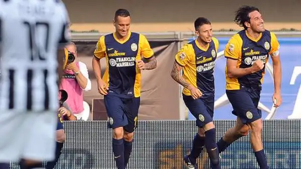 Verona-Juventus 2-2. Toni 8. A 38 anni sta per vincere la classifica cannonieri di serie A. Timbra il suo cartellino nella ripresa, dopo averci provato più volte nel primo tempo.