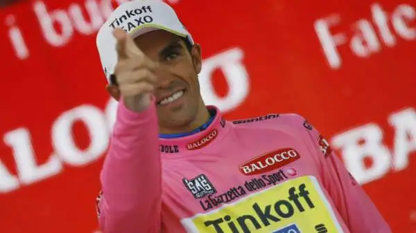 La maglia rosa guadagna 6'' di abbuono più altri 8'' per distacco su Fabio Aru, in difficoltà per una crisi di zuccheri.