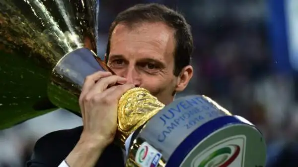 Al termine di Juventus-Napoli i bianconeri - chiamati e osannati uno a uno - vengono premiati con la medaglia e con la consegna dello scudetto, con festa annessa.
