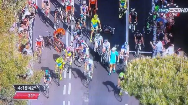 Questi i corridori che non hanno potuto partecipare alla volata. Nel gruppo c'è anche la maglia rosa Alberto Contador.