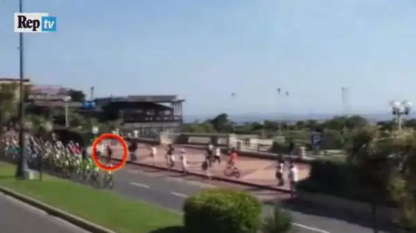 Al Giro 2015 un imbecille con una fixbike si lancia nel gruppo involato a 60 km/h a Genova (2a tappa). Ne cadono una decina, Serry e Carretero si ritirano.