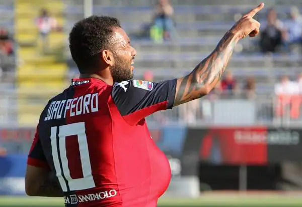 Il Cagliari saluta la Serie A battendo l'Udinese con i gol di Sau, Joao Pedro, M'Poku e un autorete di Fernandes, Augirre, Thereau e lo stesso Fernandes in rete per i friulani.