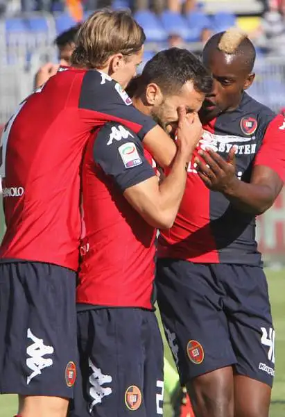 Il Cagliari saluta la Serie A battendo l'Udinese con i gol di Sau, Joao Pedro, M'Poku e un autorete di Fernandes, Augirre, Thereau e lo stesso Fernandes in rete per i friulani.