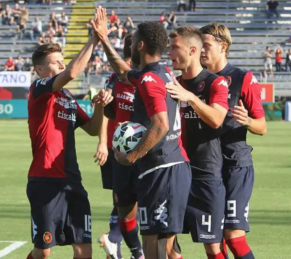 Il Cagliari saluta la Serie A battendo l'Udinese con i gol di Sau, Joao Pedro, M'Poku e un autorete di Fernandes, Augirre, Thereau e lo stesso Fernandes in rete per i friulani.