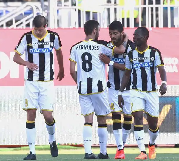 Il Cagliari saluta la Serie A battendo l'Udinese con i gol di Sau, Joao Pedro, M'Poku e un autorete di Fernandes, Augirre, Thereau e lo stesso Fernandes in rete per i friulani.