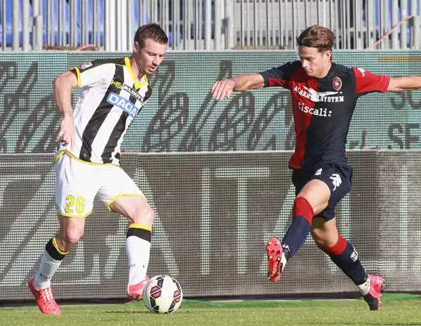 Il Cagliari saluta la Serie A battendo l'Udinese con i gol di Sau, Joao Pedro, M'Poku e un autorete di Fernandes, Augirre, Thereau e lo stesso Fernandes in rete per i friulani.