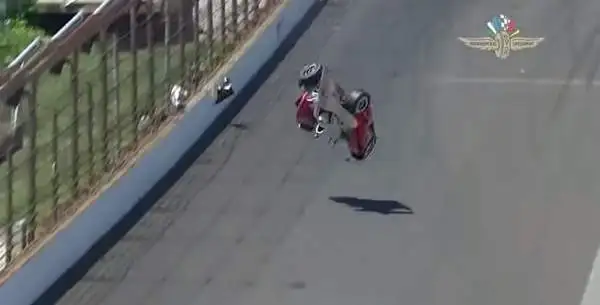 Poi è ricaduta prima sul rollbar e poi sulle quattro ruote in corrispondenza della curva 2.