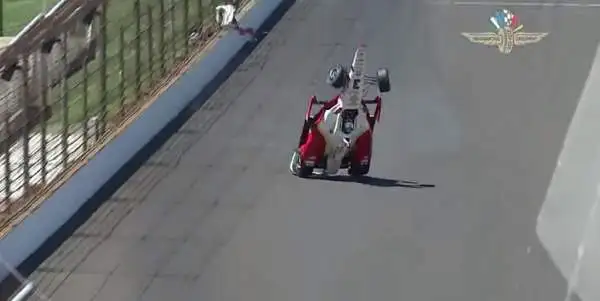 Nonostante il volo pauroso, Castroneves ha riportato solo qualche livido e ha potuto allontanarsi dalla macchina sulle proprie gambe.