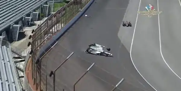 Helio Castroneves è decollato durante le prove in preparazione alla 500 Miglia di Indianapolis: solo qualche livido per lui.