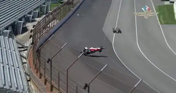 Helio Castroneves è decollato durante le prove in preparazione alla 500 Miglia di Indianapolis: solo qualche livido per lui.