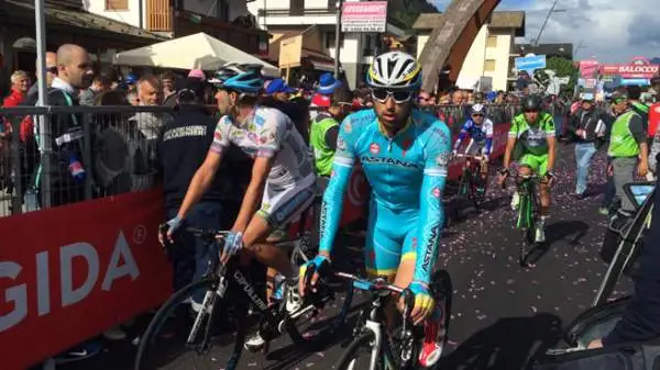 Aru è stato staccato di quasi 2'50" al traguardo e ora ridotto al ruolo di gregario del compagno più in forma Landa.