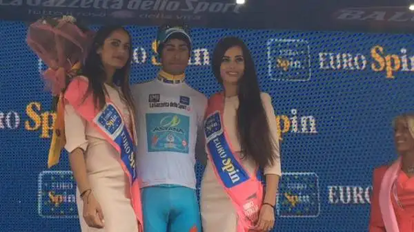 Bis Landa, Contador strapazza Aru. Dopo il successo a Madonna di Campiglio, il corridore della Astana ha vinto anche all'Aprica. La maglia rosa consolida la sua leadership.