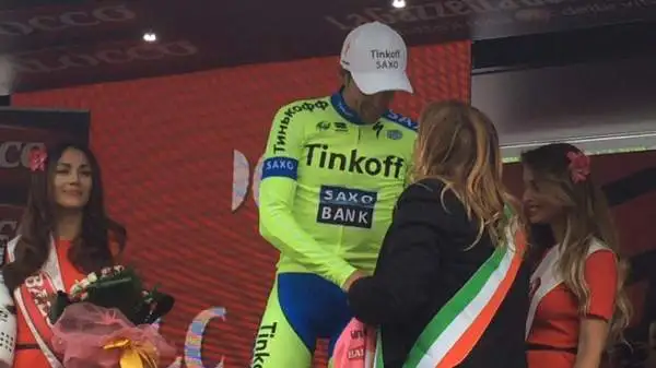 Bis Landa, Contador strapazza Aru. Dopo il successo a Madonna di Campiglio, il corridore della Astana ha vinto anche all'Aprica. La maglia rosa consolida la sua leadership.