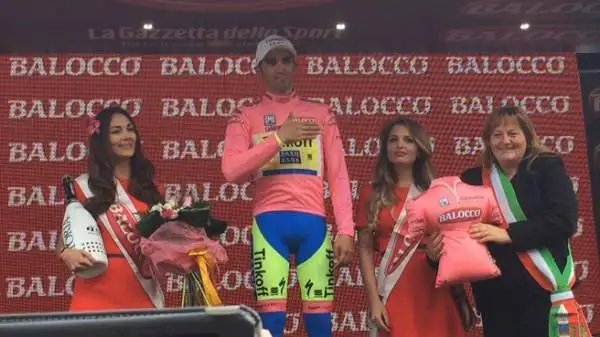 Bis Landa, Contador strapazza Aru. Dopo il successo a Madonna di Campiglio, il corridore della Astana ha vinto anche all'Aprica. La maglia rosa consolida la sua leadership.