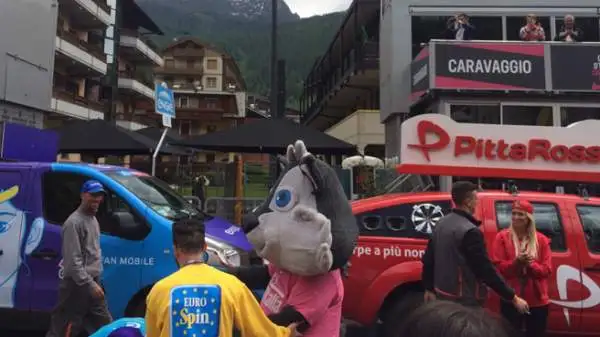 Bis Landa, Contador strapazza Aru. Dopo il successo a Madonna di Campiglio, il corridore della Astana ha vinto anche all'Aprica. La maglia rosa consolida la sua leadership.