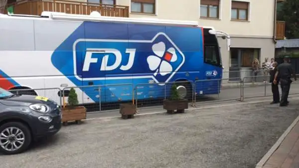 Bis Landa, Contador strapazza Aru. Dopo il successo a Madonna di Campiglio, il corridore della Astana ha vinto anche all'Aprica. La maglia rosa consolida la sua leadership.