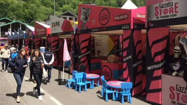 Bis Landa, Contador strapazza Aru. Dopo il successo a Madonna di Campiglio, il corridore della Astana ha vinto anche all'Aprica. La maglia rosa consolida la sua leadership.