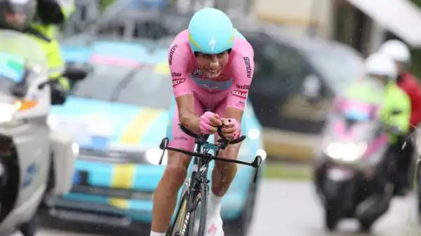 Contador torna in rosa. Lo spagnolo con una spettacolare cronometro si riprende la maglia di leader della classifica. Aru ora è attardato di 2'28".