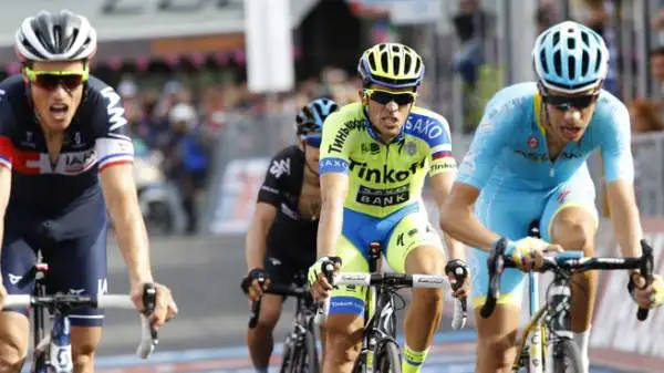 Il suo attacco è stato però rintuzzato dai rivali Aru e Richie Porte, che gli sono rimasti a ruota nell'incandescente finale.