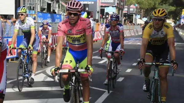 Questo dettaglio ha subito alimentato le ipotesi di seri problemi fisici per lui. "Esiste la possibilità che non riparta", ha detto Stefano Feltrin, general manager della Tinkoff-Saxo.
