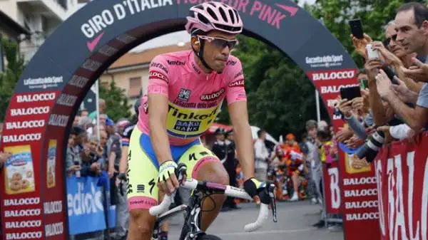 Dopo la sublussazione rimediata alla spalla per lo spagnolo è stata preparata una fasciatura e una speciale maglia rosa più larga, per potersi muovere liberamente.