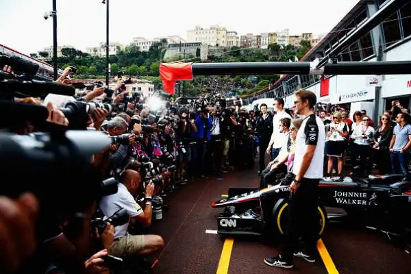 Il portoghese è andato a trovare Fernando Alonso ai box della McLaren in compagnia della modella inglese.
