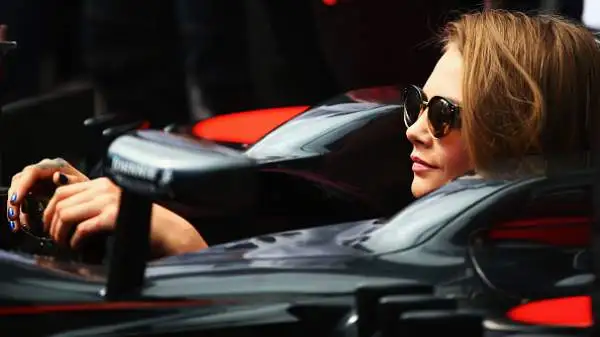 Il portoghese è andato a trovare Fernando Alonso ai box della McLaren in compagnia della modella inglese.