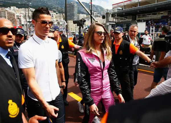 Il portoghese è andato a trovare Fernando Alonso ai box della McLaren in compagnia della modella inglese.