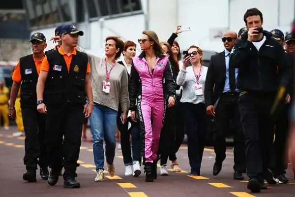 Il portoghese è andato a trovare Fernando Alonso ai box della McLaren in compagnia della modella inglese.