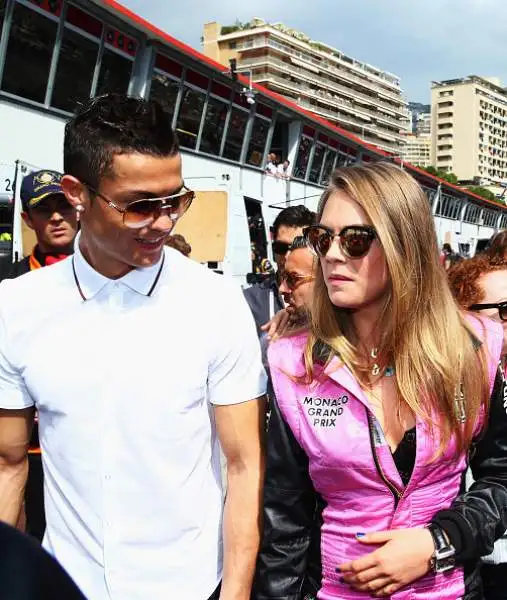 Il portoghese è andato a trovare Fernando Alonso ai box della McLaren in compagnia della modella inglese.