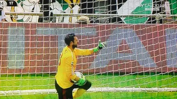 Il portiere del Milan fa ampi cenni che la palla non ha superato la linea di porta, ma non serve a nulla.