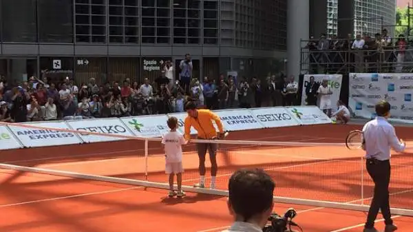 American Express ha regalato la possibilità ad alcuni bambini di palleggiare con il numero uno del mondo sul campo appositamente realizzato in Piazza Città di Lombardia.