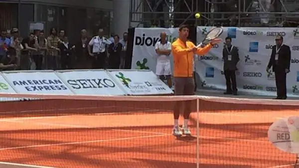 American Express ha regalato la possibilità ad alcuni bambini di palleggiare con il numero uno del mondo sul campo appositamente realizzato in Piazza Città di Lombardia.