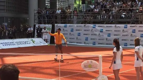 American Express ha regalato la possibilità ad alcuni bambini di palleggiare con il numero uno del mondo sul campo appositamente realizzato in Piazza Città di Lombardia.