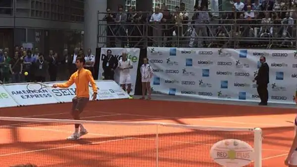 American Express ha regalato la possibilità ad alcuni bambini di palleggiare con il numero uno del mondo sul campo appositamente realizzato in Piazza Città di Lombardia.