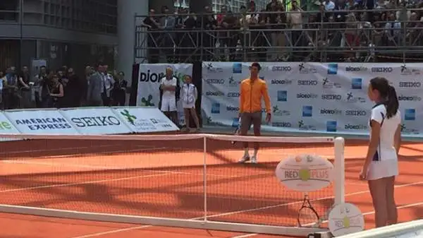 American Express ha regalato la possibilità ad alcuni bambini di palleggiare con il numero uno del mondo sul campo appositamente realizzato in Piazza Città di Lombardia.