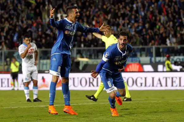 Sarri, lezione di calcio al Napoli: 4-2. All’Empoli basta un primo tempo perfetto: 4-2 ai partenopei (tre autogol totali), che a meno di un miracolo salutano la Champions League.