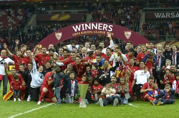 Secondo titolo consecutivo, il quarto in assoluto, per la squadra di Emery che si impone 3-2 in rimonta sul Dnipro nella finale di Varsavia.