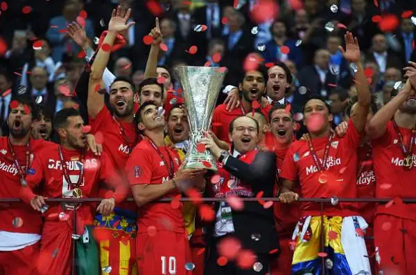 Secondo titolo consecutivo, il quarto in assoluto, per la squadra di Emery che si impone 3-2 in rimonta sul Dnipro nella finale di Varsavia.