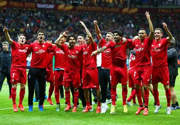 Secondo titolo consecutivo, il quarto in assoluto, per la squadra di Emery che si impone 3-2 in rimonta sul Dnipro nella finale di Varsavia.